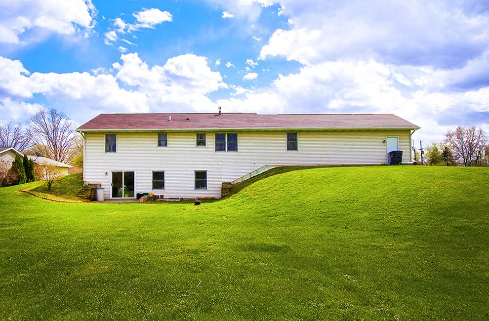 4060 North Sullivan Road Leesburg, IN 46538 - Photo 2 of 13 Gallery Image 2
