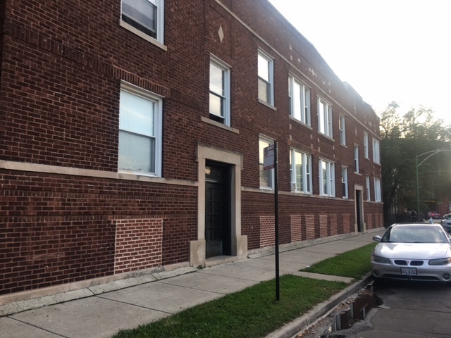 549 East 68th Street, Unit 1 Chicago, IL 60637 - Photo 2 of 8 a front view of a house with a garden