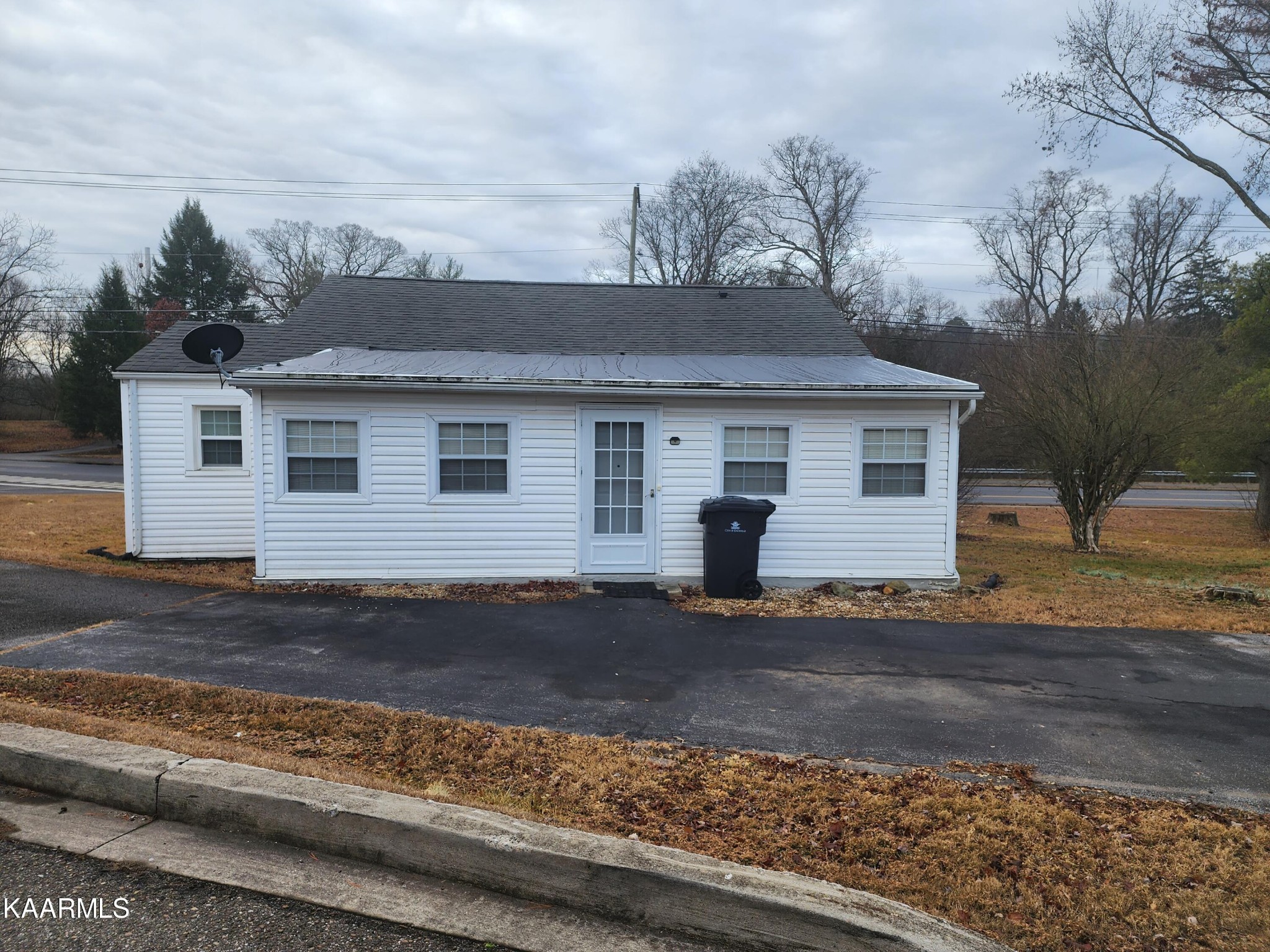 4304 Pleasant Ridge Road Knoxville, TN 37912 - Photo 4 of 15 Gallery Image 4
