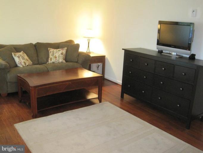 3915 Findley Road Woodbridge, VA 22193 - Photo 1 of 22 Living Room