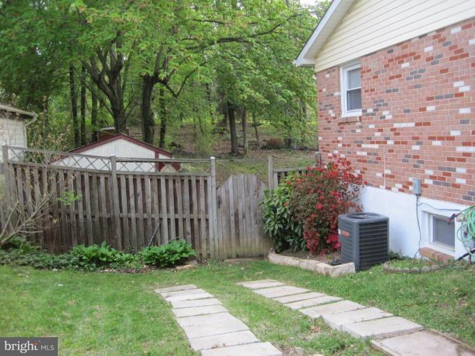 3915 Findley Road Woodbridge, VA 22193 - Photo 8 of 22 Side Yard View