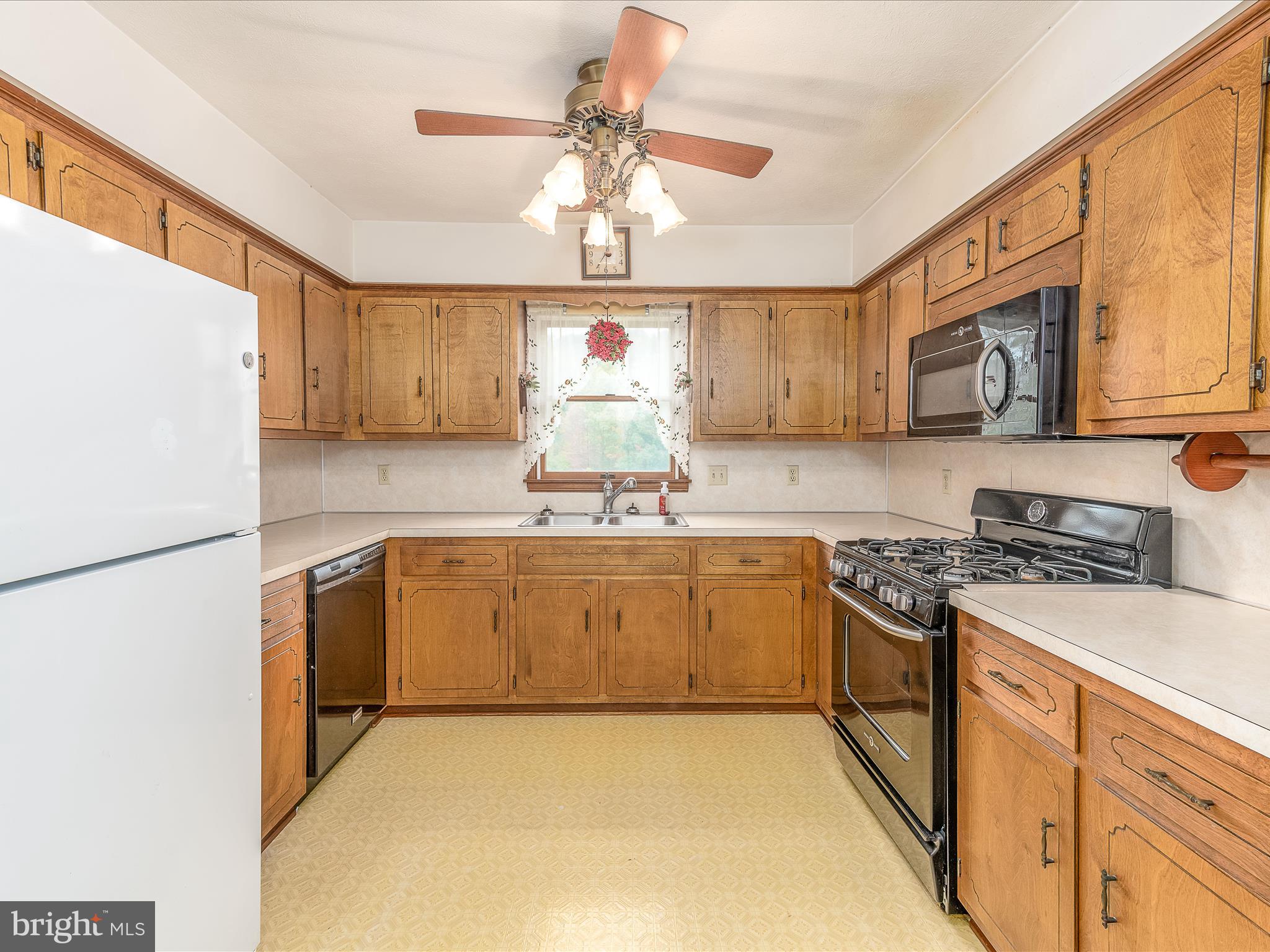 5240 Winchester Grade Road Berkeley Springs, WV 25411 - Photo 10 of 58 Kitchen