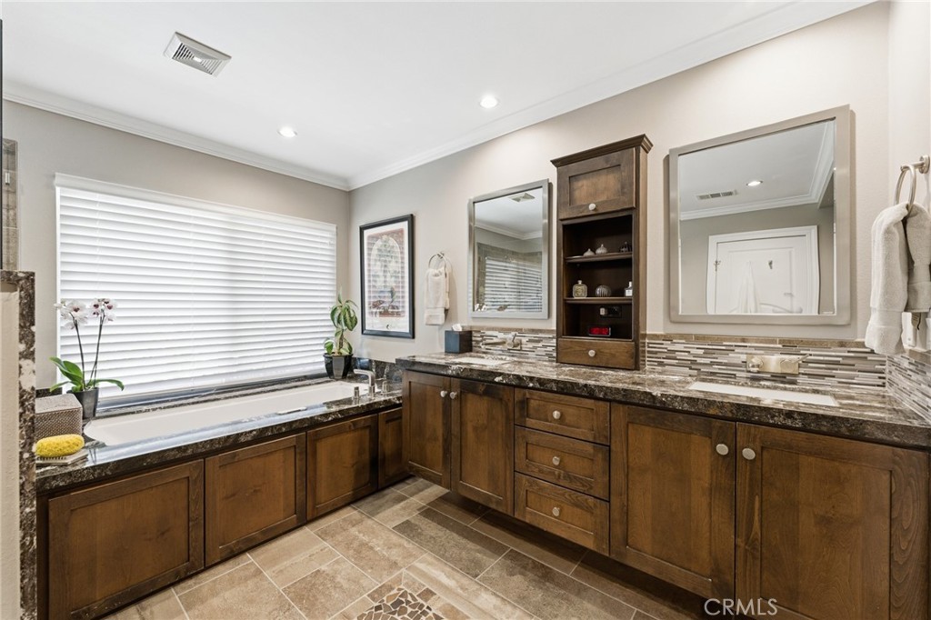 1805 Canyon Road Redlands, CA 92373 - Photo 30 of 61 Primary Suite Bath