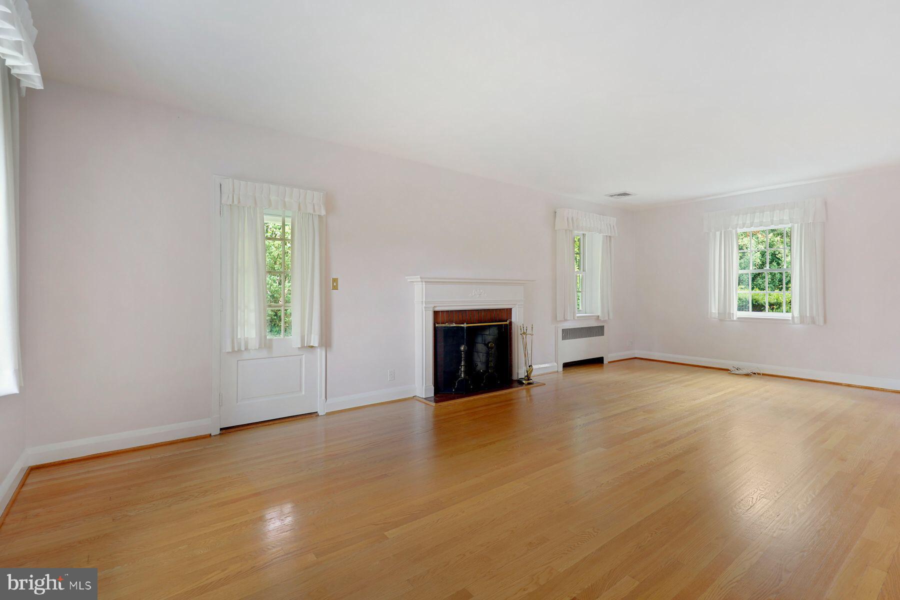 6301 Boxwood Road Baltimore, MD 21212 - Photo 4 of 37 Large Living Room with Fireplace