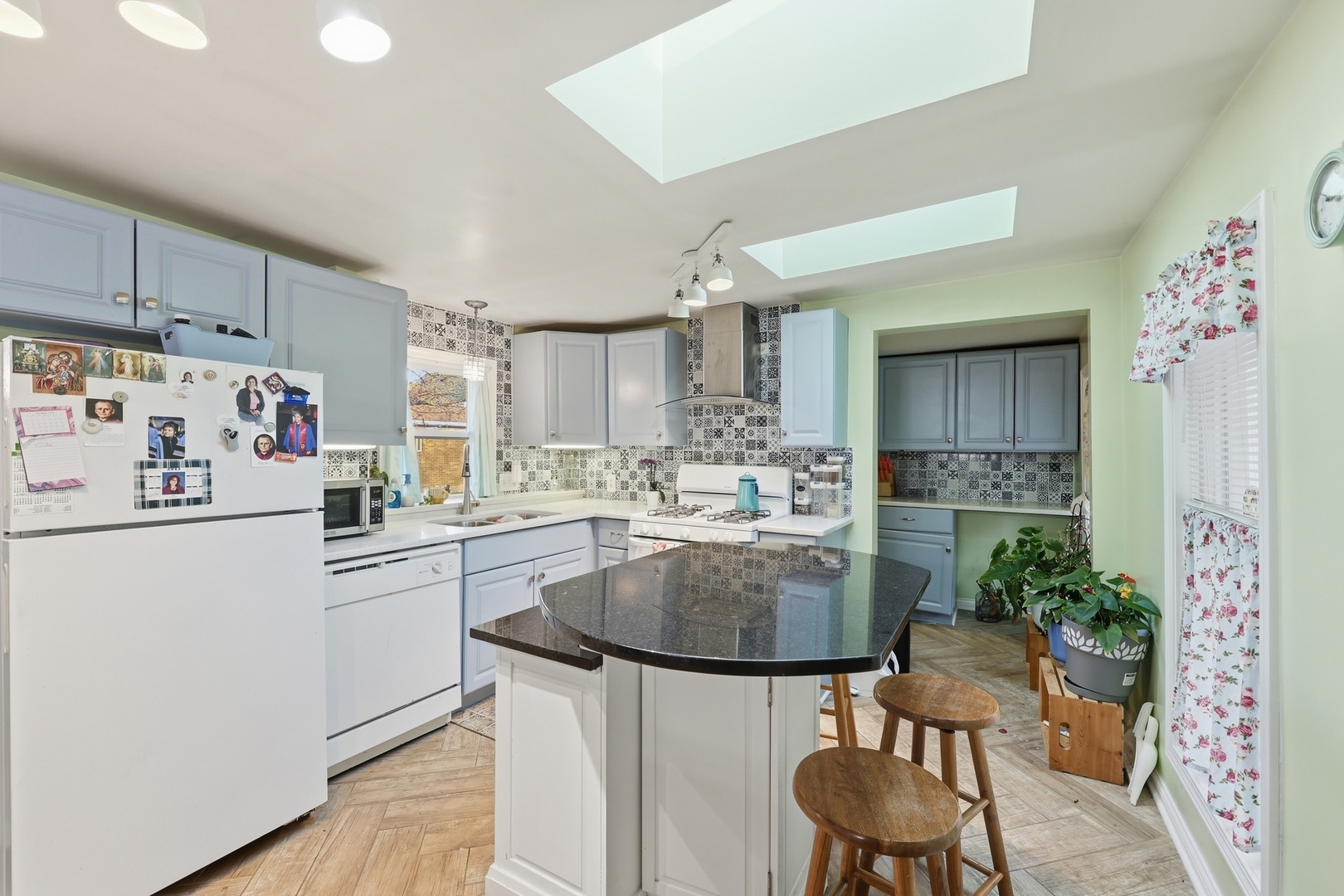 515 Oak Street Elgin, IL 60123 - Photo 7 of 13