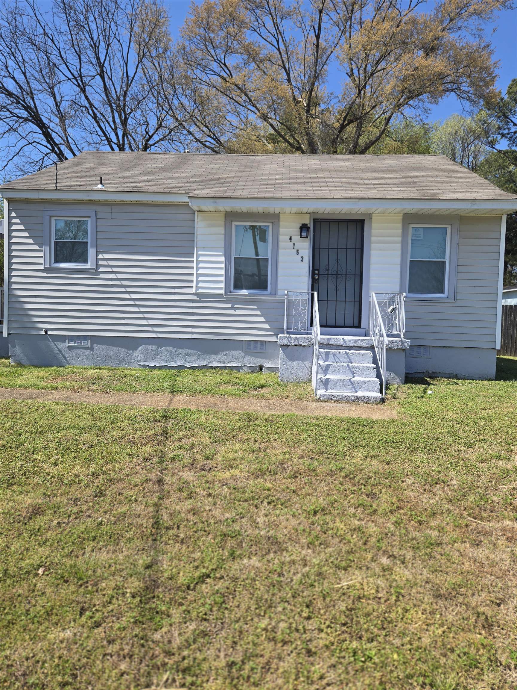 4753 Berta Road Memphis, TN 38109 - Photo 2 of 15 a view of a house with swimming pool