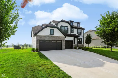 $825,000 | 5341 Peachtree Road, Zionsville, IN 46077