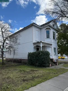 a view of a house with backyard and garden