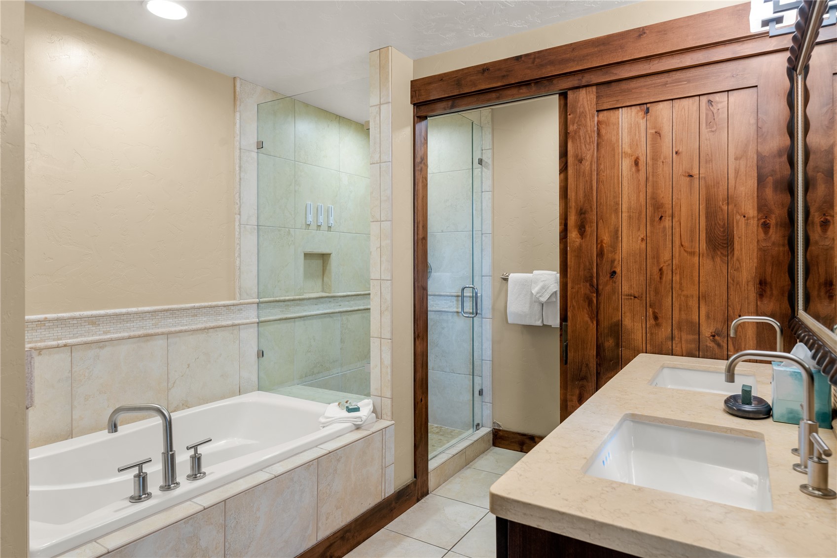 600 Columbine Road, Unit 5310 Breckenridge, CO 80424 - Photo 23 of 38 a bathroom with a tub and a sink