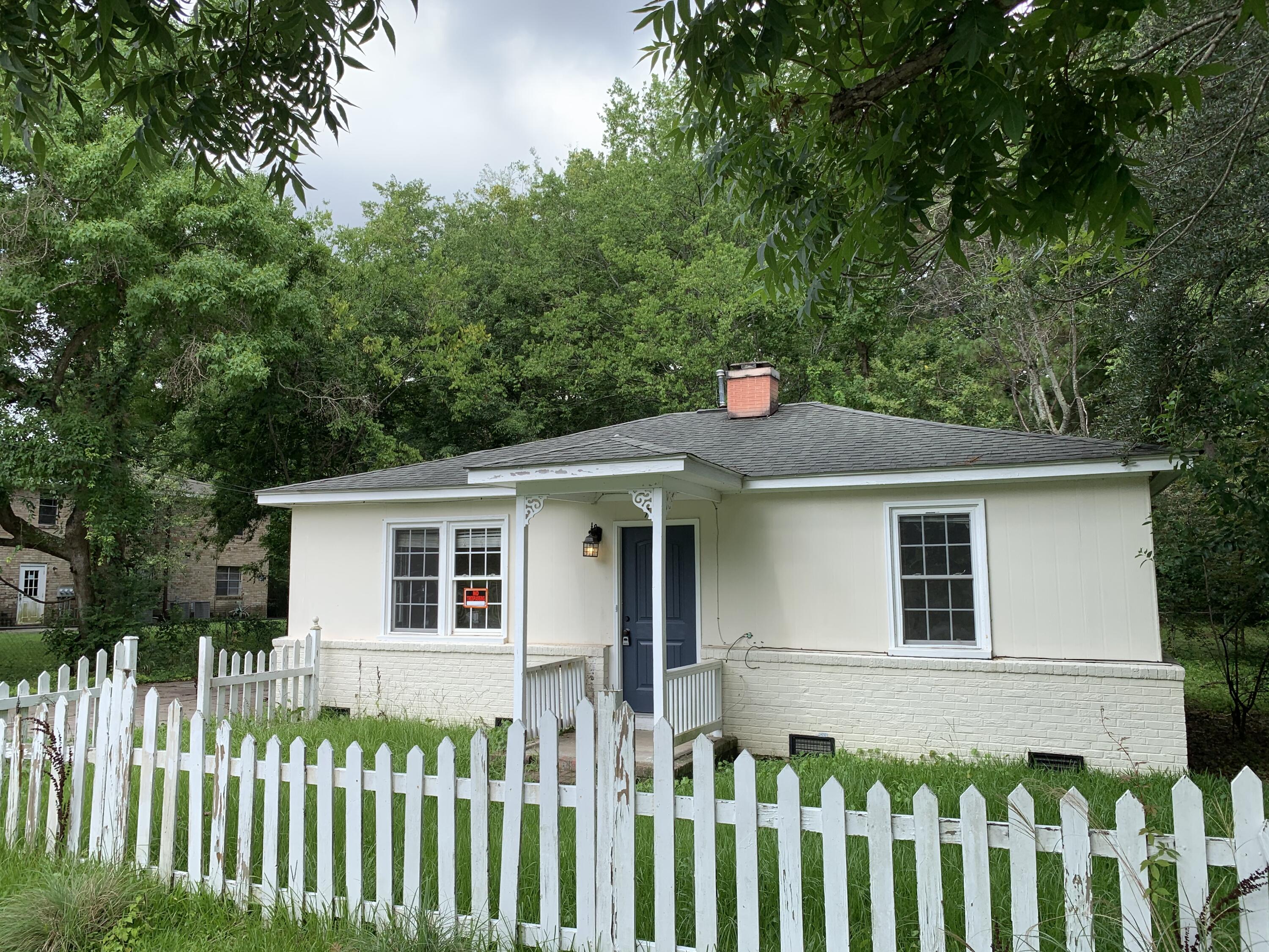 711 Locust Street Charleston, SC 29407 - Photo 3 of 20 4E9ECE3B-CBEA-48BE-B186-126DA759505A