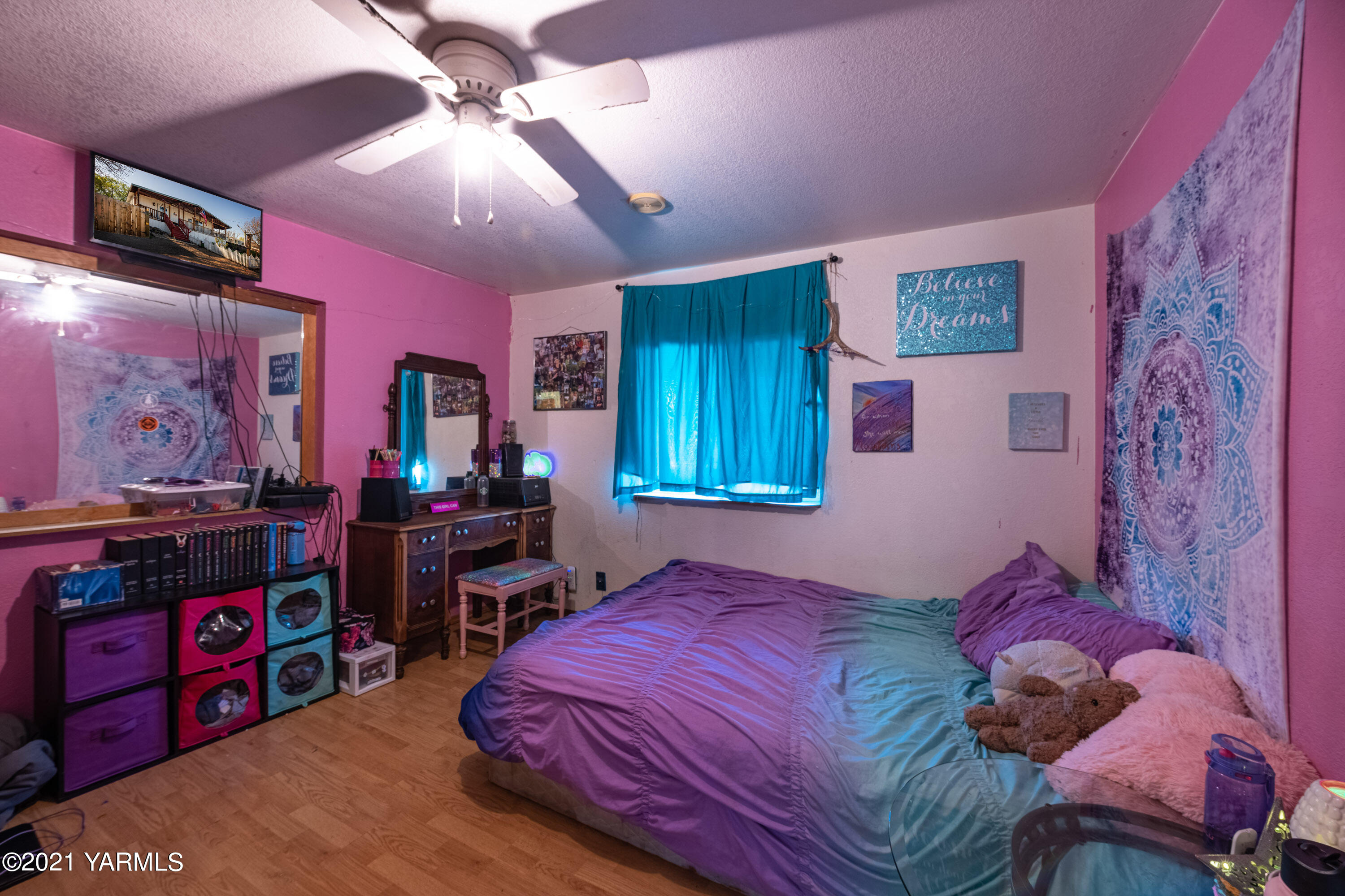 1222 Almo Road Yakima, WA 98901 - Photo 13 of 23 a bedroom with a bed and a dresser