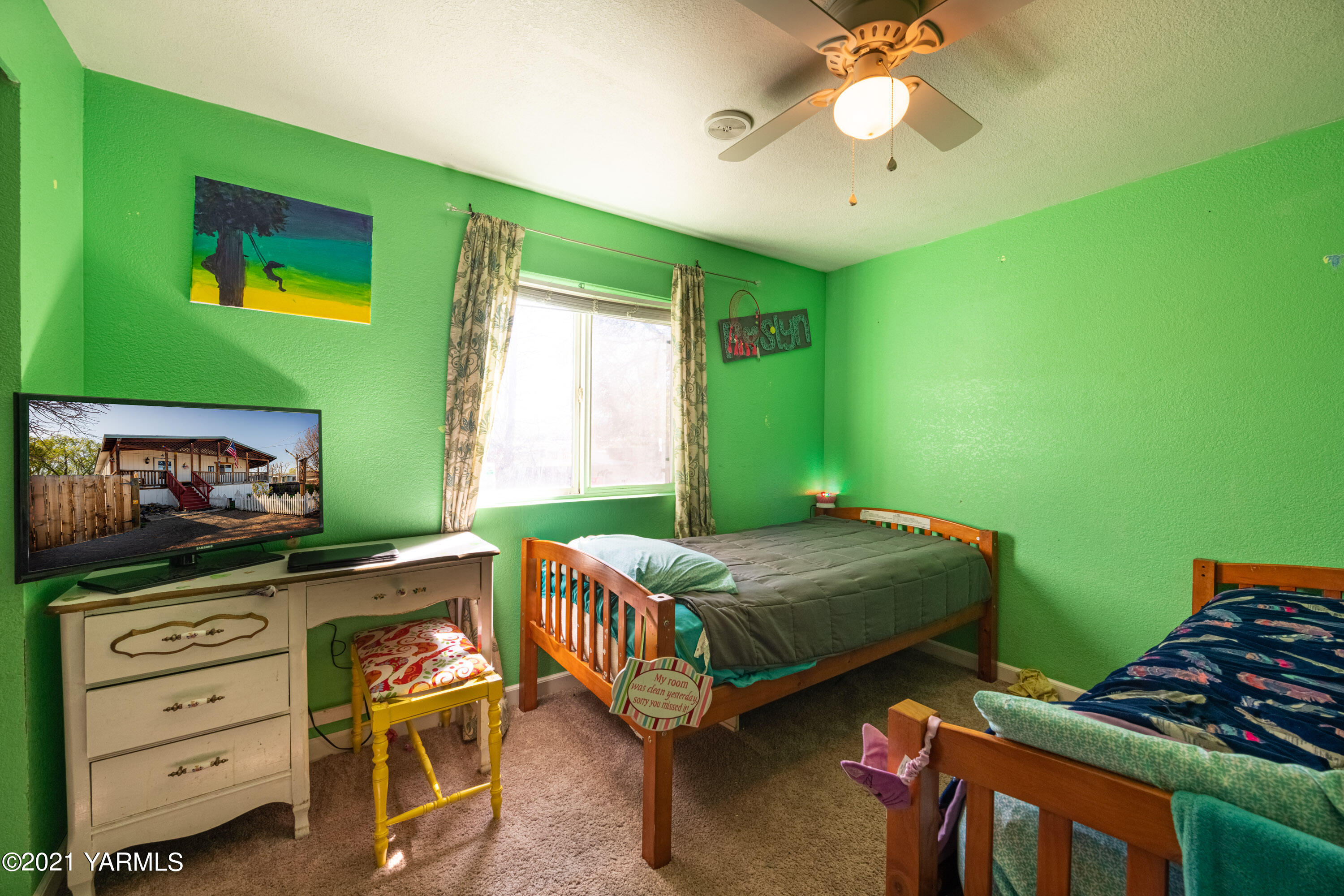 1222 Almo Road Yakima, WA 98901 - Photo 14 of 23 a bedroom with a bed and a tv