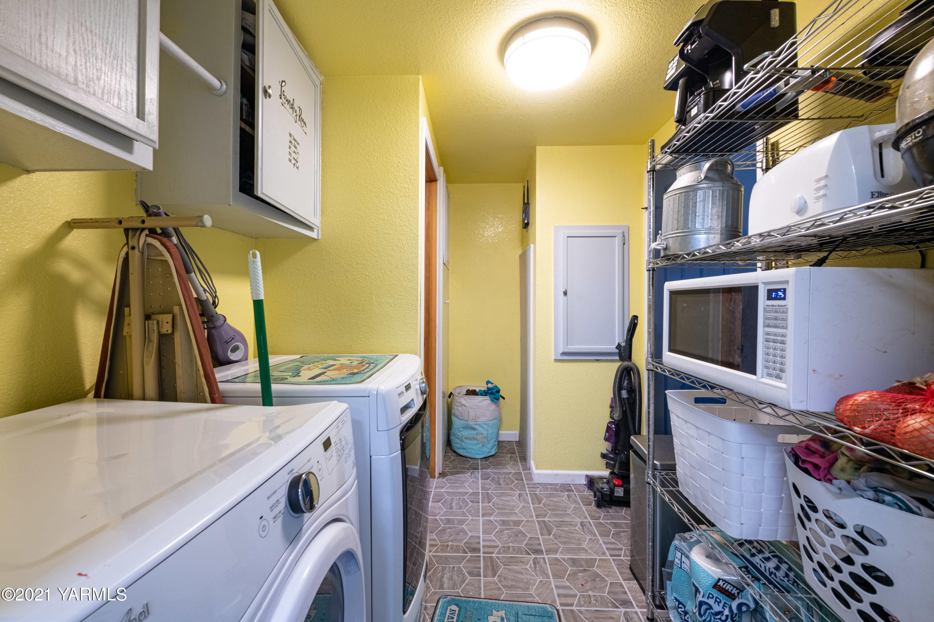 1222 Almo Road Yakima, WA 98901 - Photo 15 of 23 a view of walk in closet