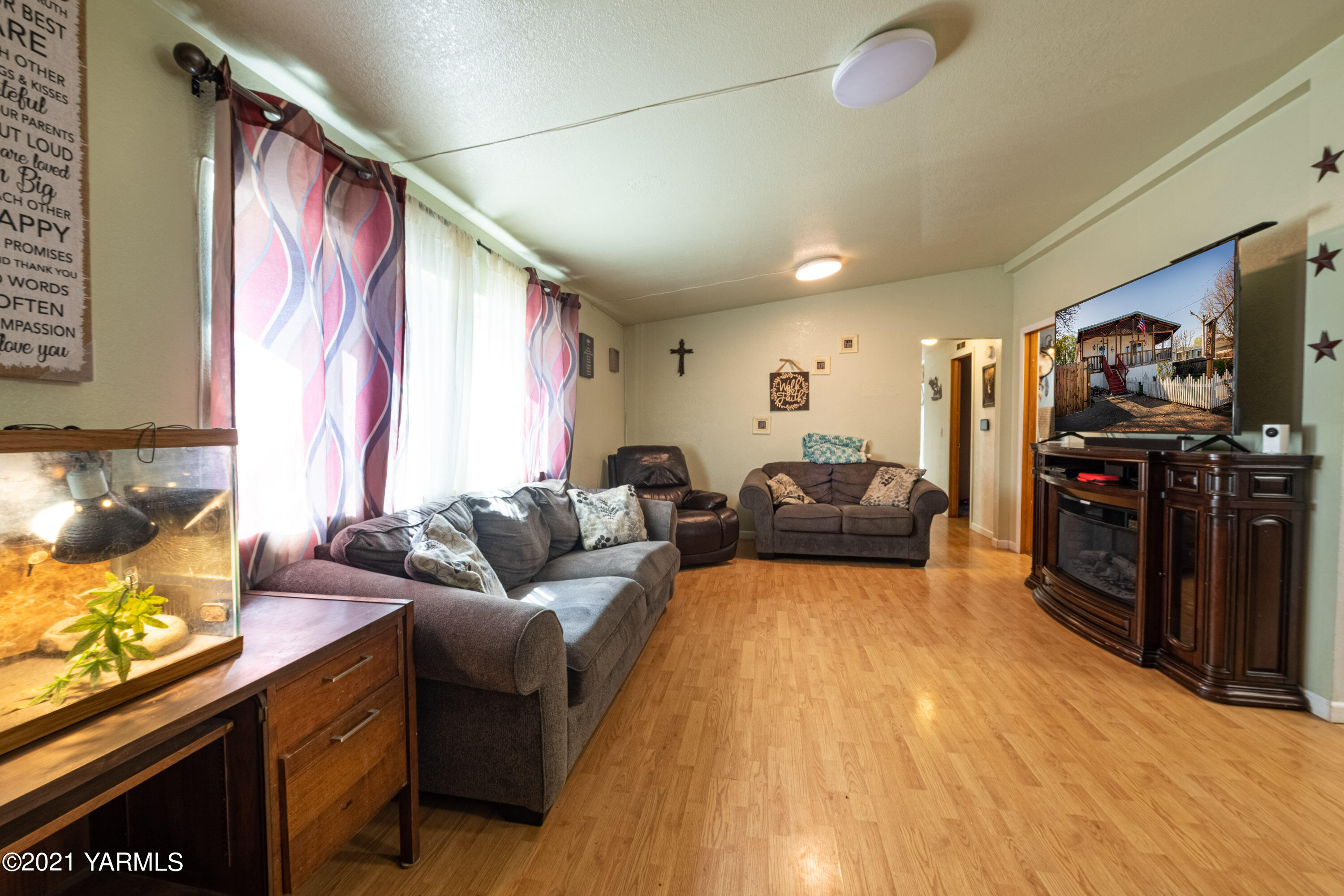 1222 Almo Road Yakima, WA 98901 - Photo 3 of 23 a living room with furniture and a flat screen tv