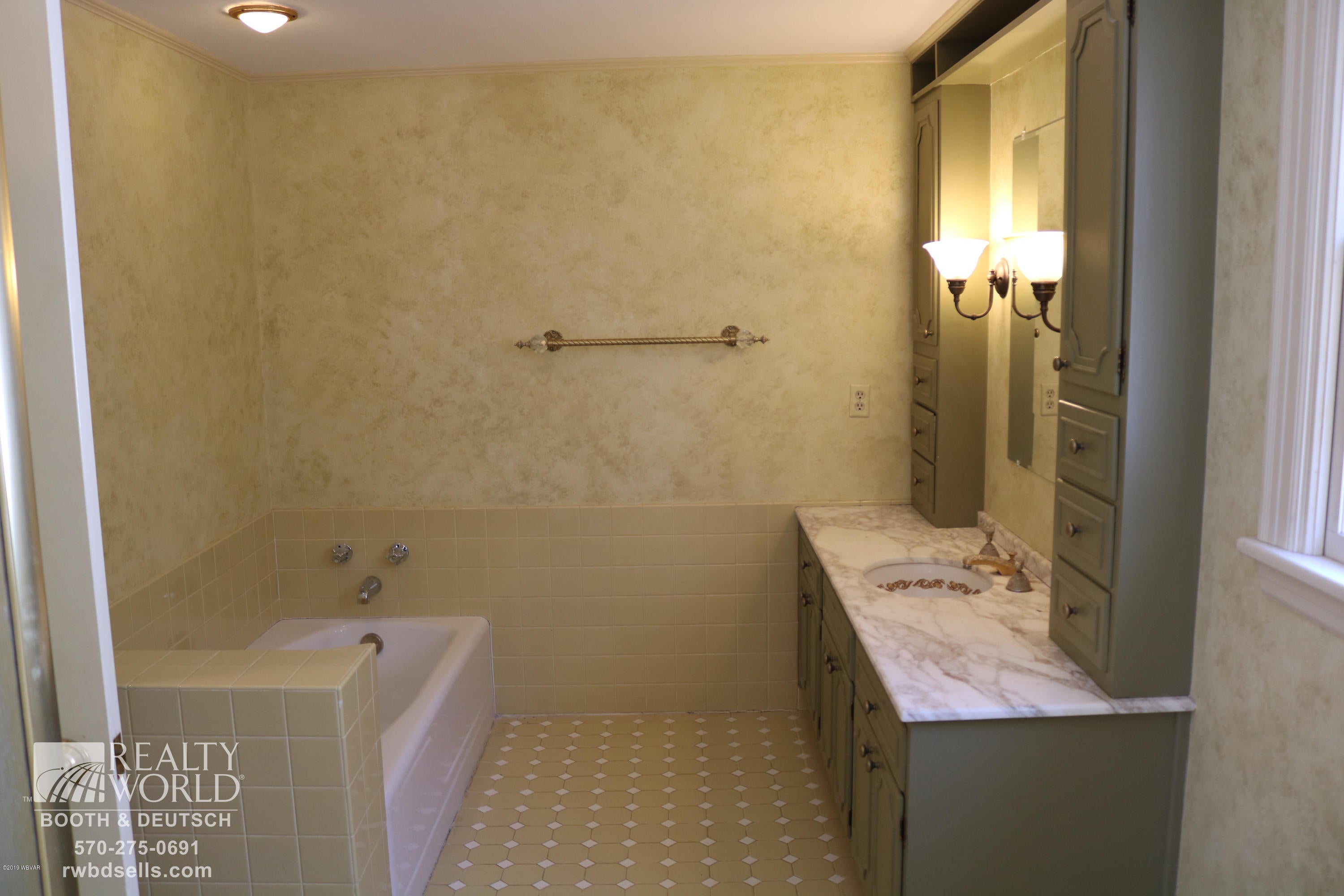 1904 Devon Road Williamsport, PA 17701 - Photo 13 of 24 Master bath