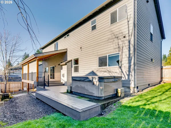 a view of a house with backyard