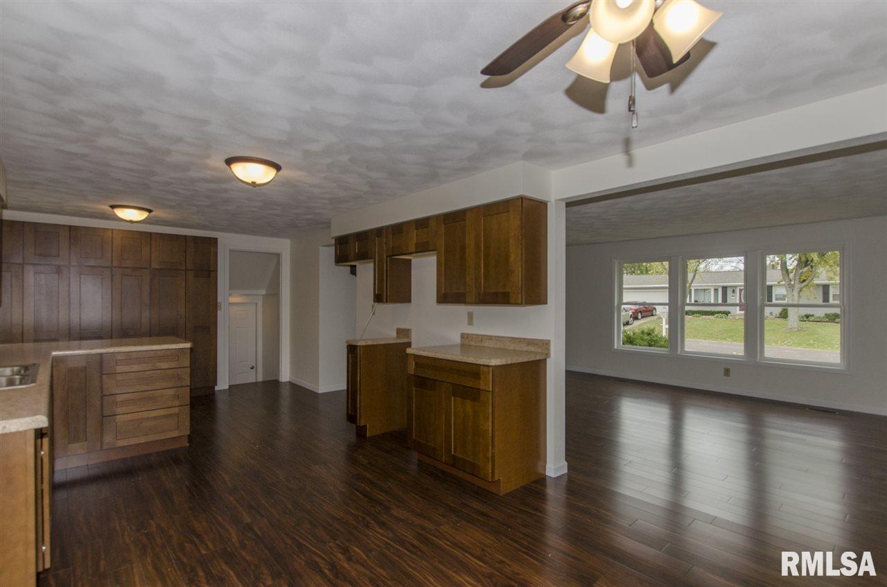 405 Locust Street Washington, IL 61571 - Photo 5 of 29 Gallery Image 5