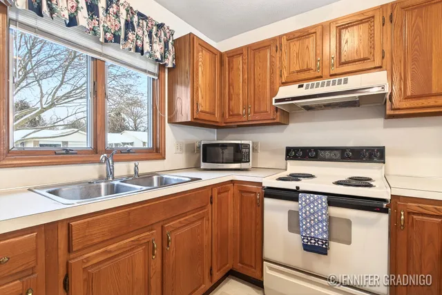 $213,000 | 831 Creekridge Drive, Holland, MI 49423