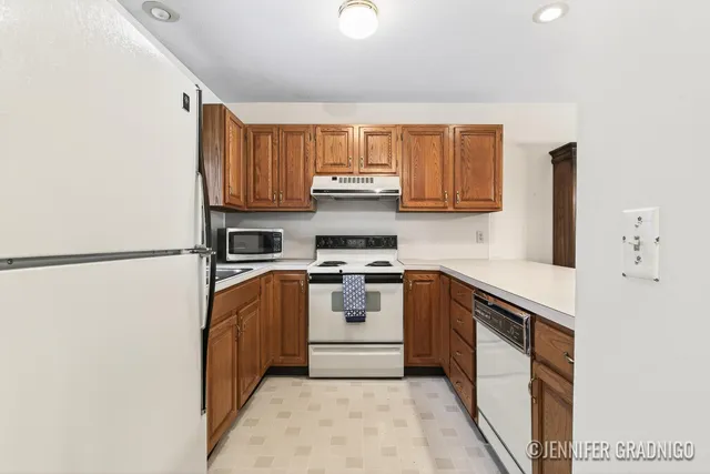 $213,000 | 831 Creekridge Drive, Holland, MI 49423