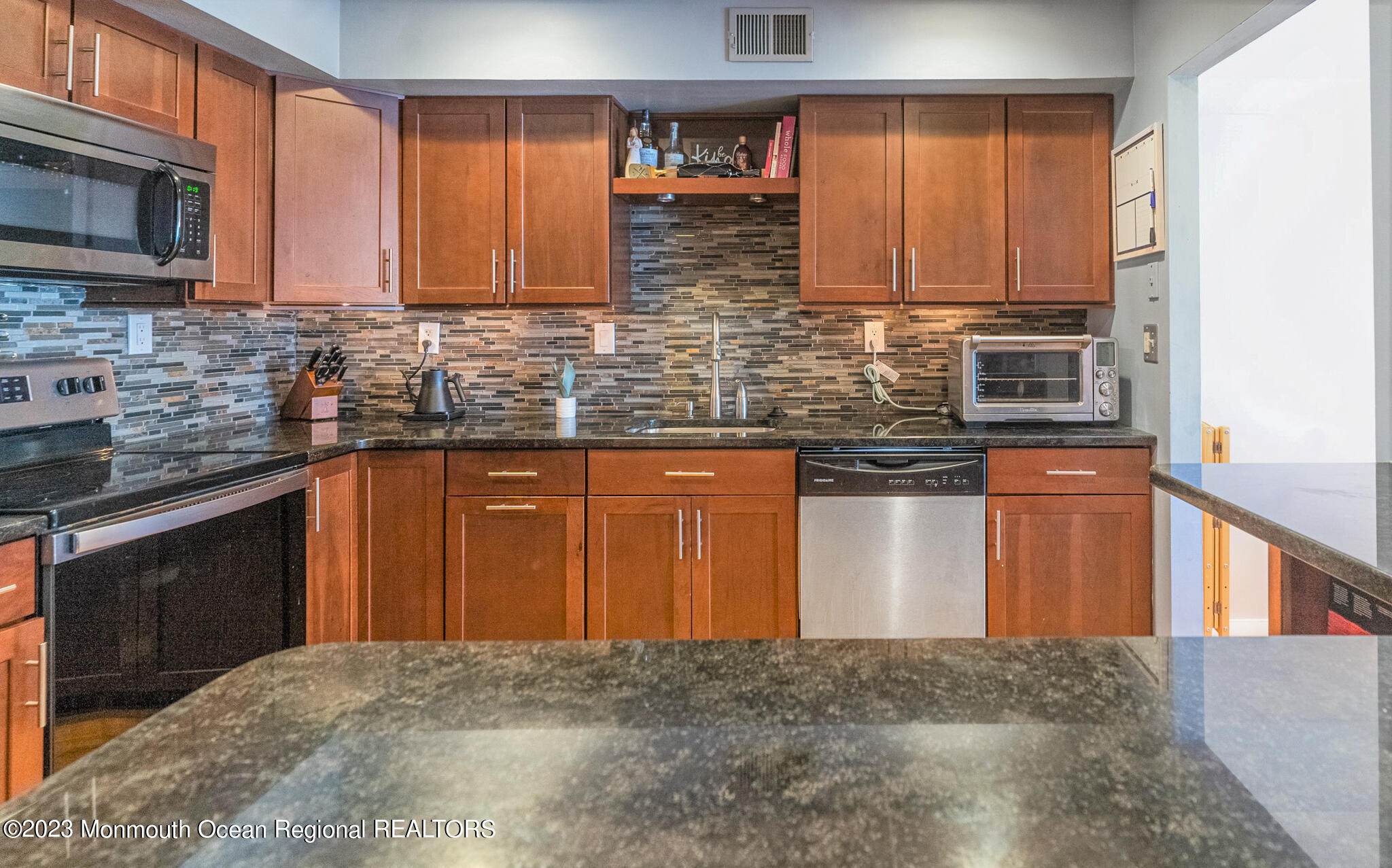 624 Randall Way Aberdeen, NJ 07747 - Photo 7 of 33 DSC00216