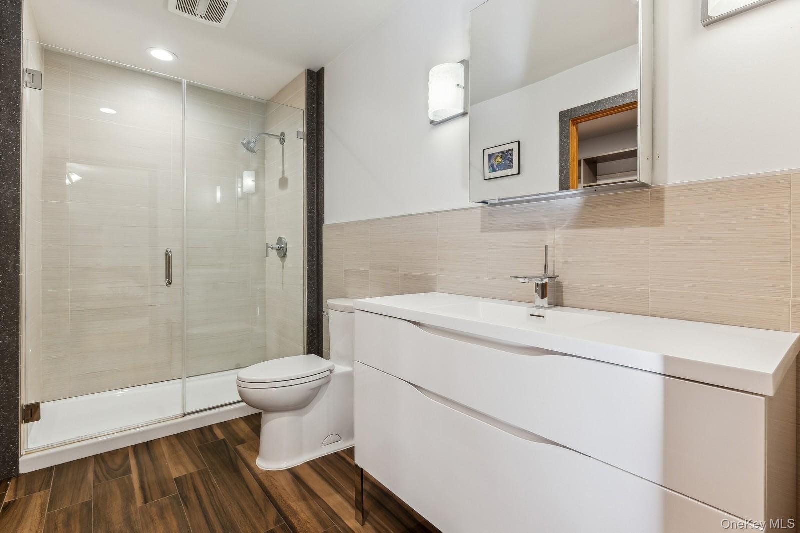 2905 Private Road East Marion, NY 11939 - Photo 17 of 32 Primary Bath Ensuite