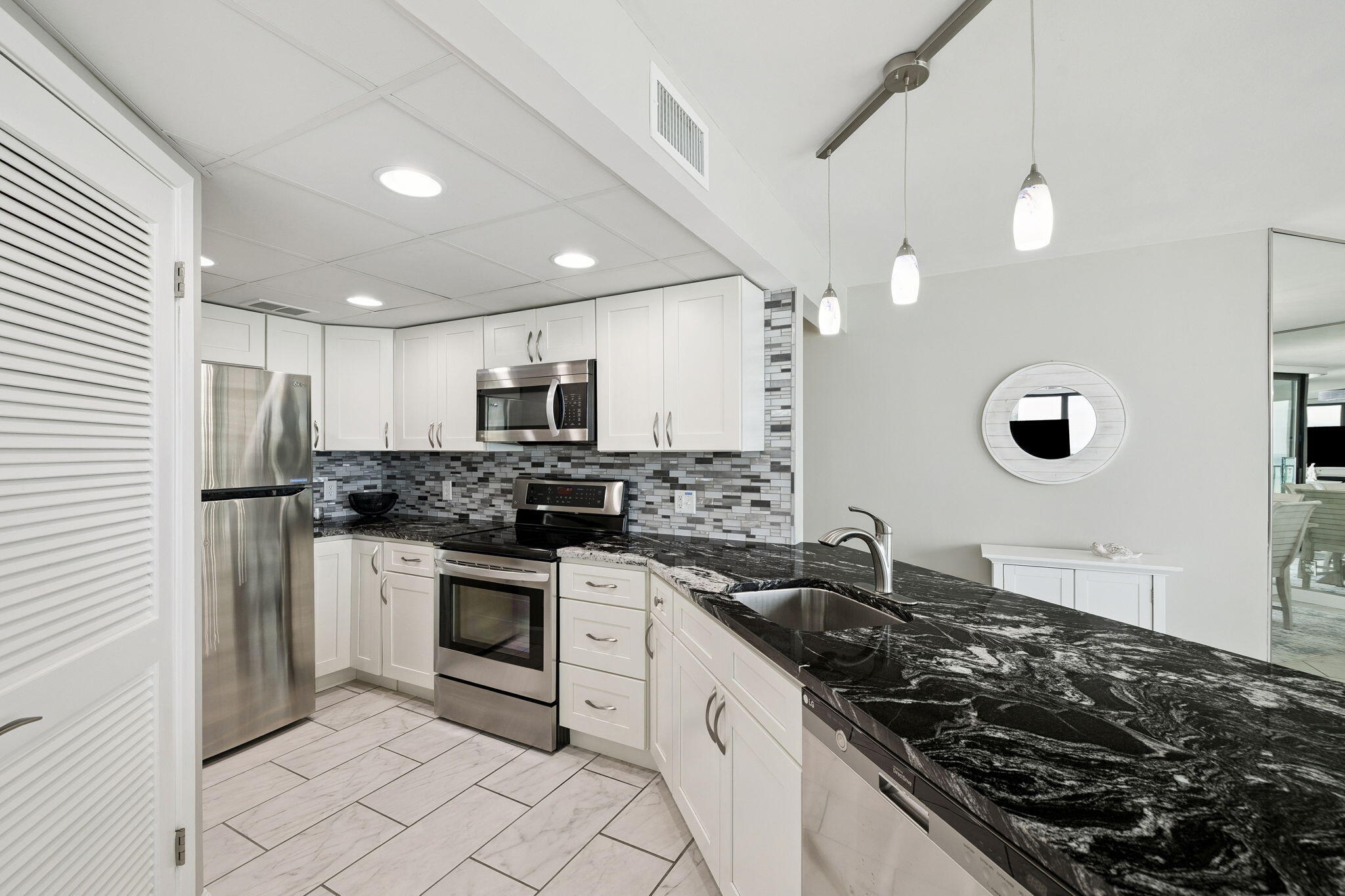 17155 Front Beach Road, Unit E501 Panama City Beach, FL 32413 - Photo 14 of 48 Kitchen