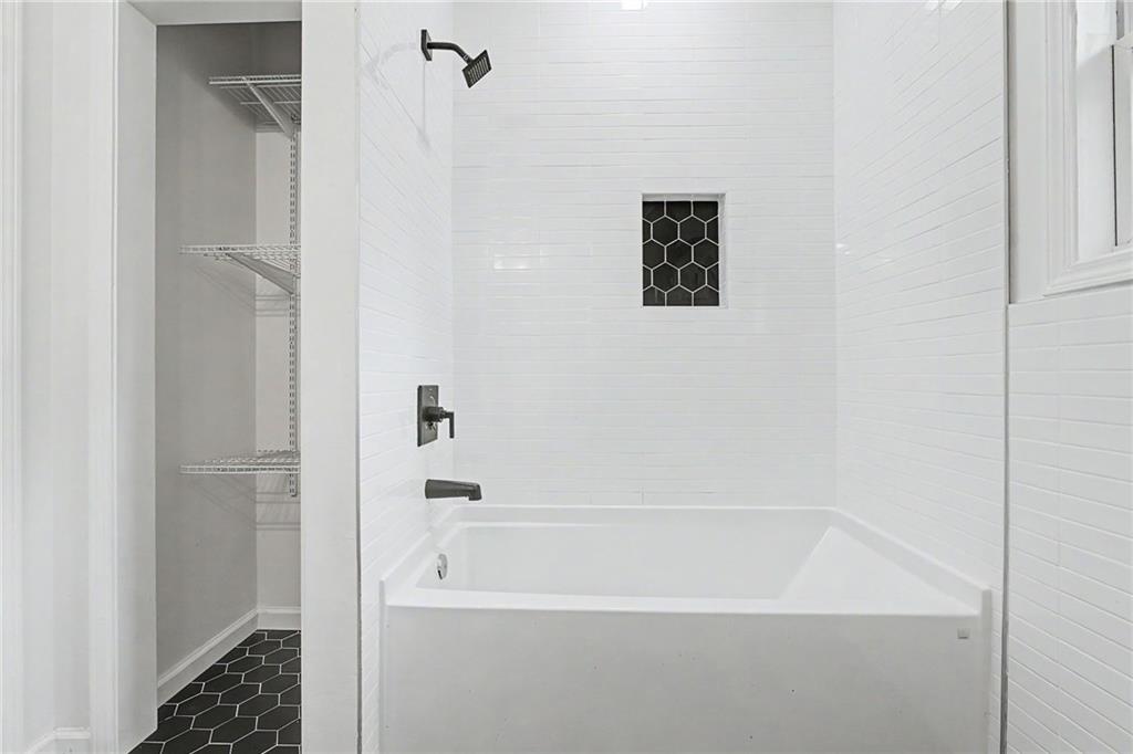 827 Elbert Street Southwest Atlanta, GA 30310 - Photo 9 of 33 a bathroom with a bathtub