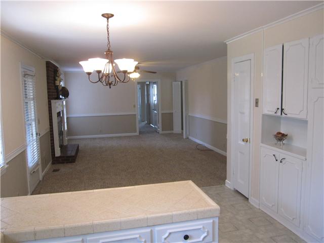 948 Dover Road Clarksville, TN 37042 - Photo 3 of 17 Kitchen eating area looking to living room