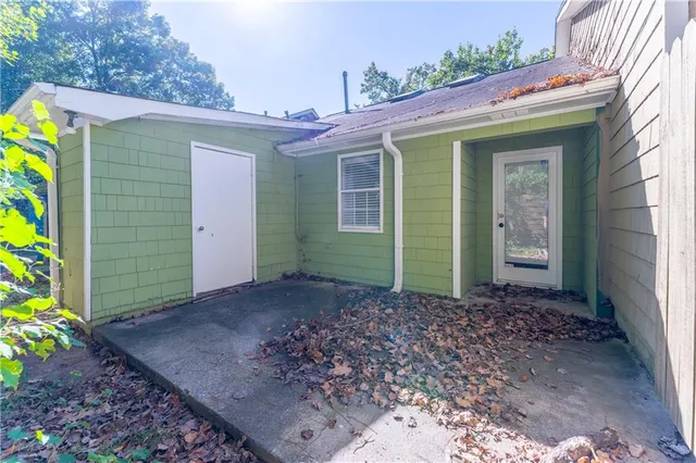 a view of a house with a backyard