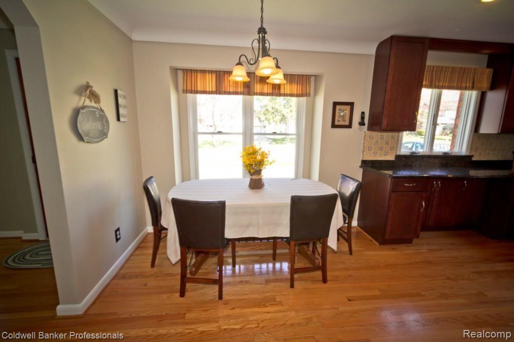 2825 Trafford Road Royal Oak, MI 48073 - Photo 9 of 35 Dining in kitchen complete with bench seat.jpg