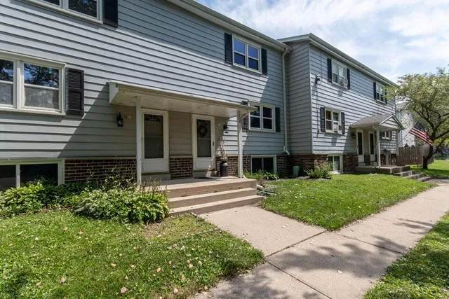 $224,900 | 228 Wolf Drive, Unit 3, Dousman, WI 53118