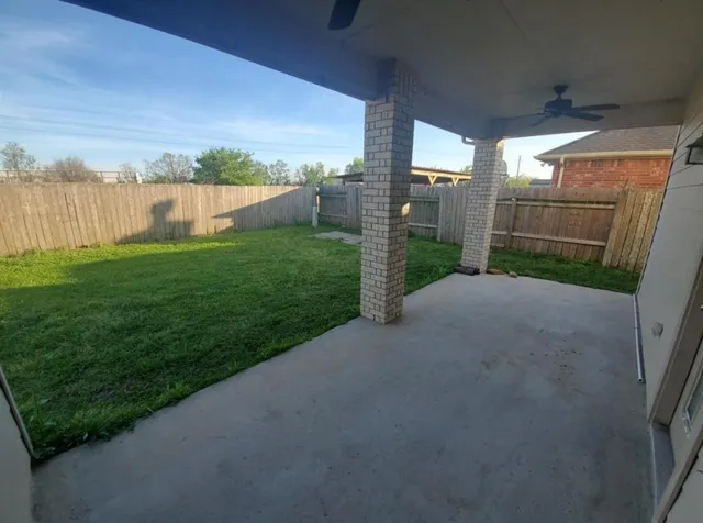 a view of a back yard