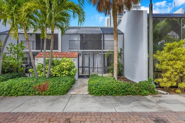 a view of entryway with a wooden fence