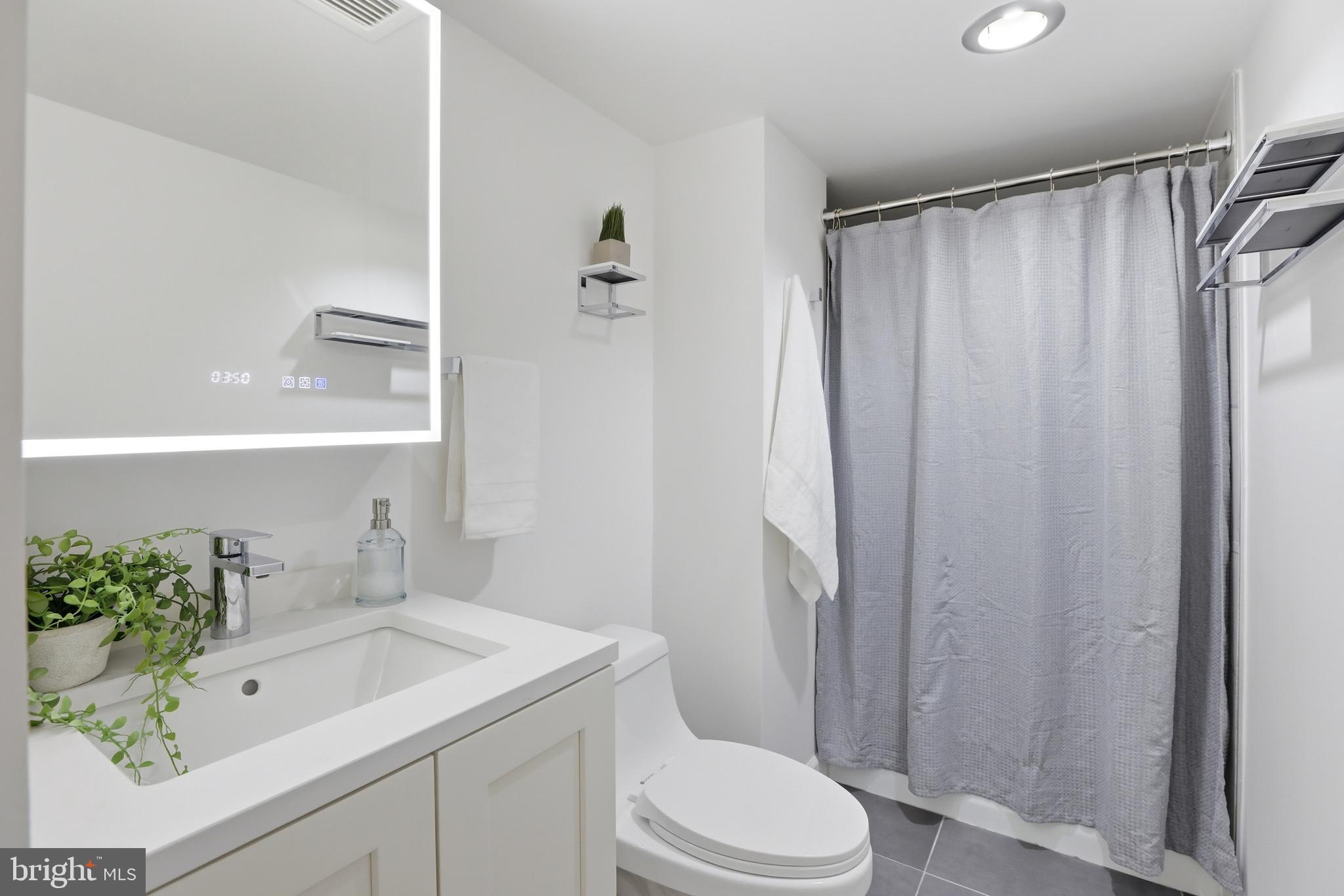 1101 South Arlington Ridge Road, Unit 710 Arlington, VA 22202 - Photo 29 of 52 Full Bathroom 2
