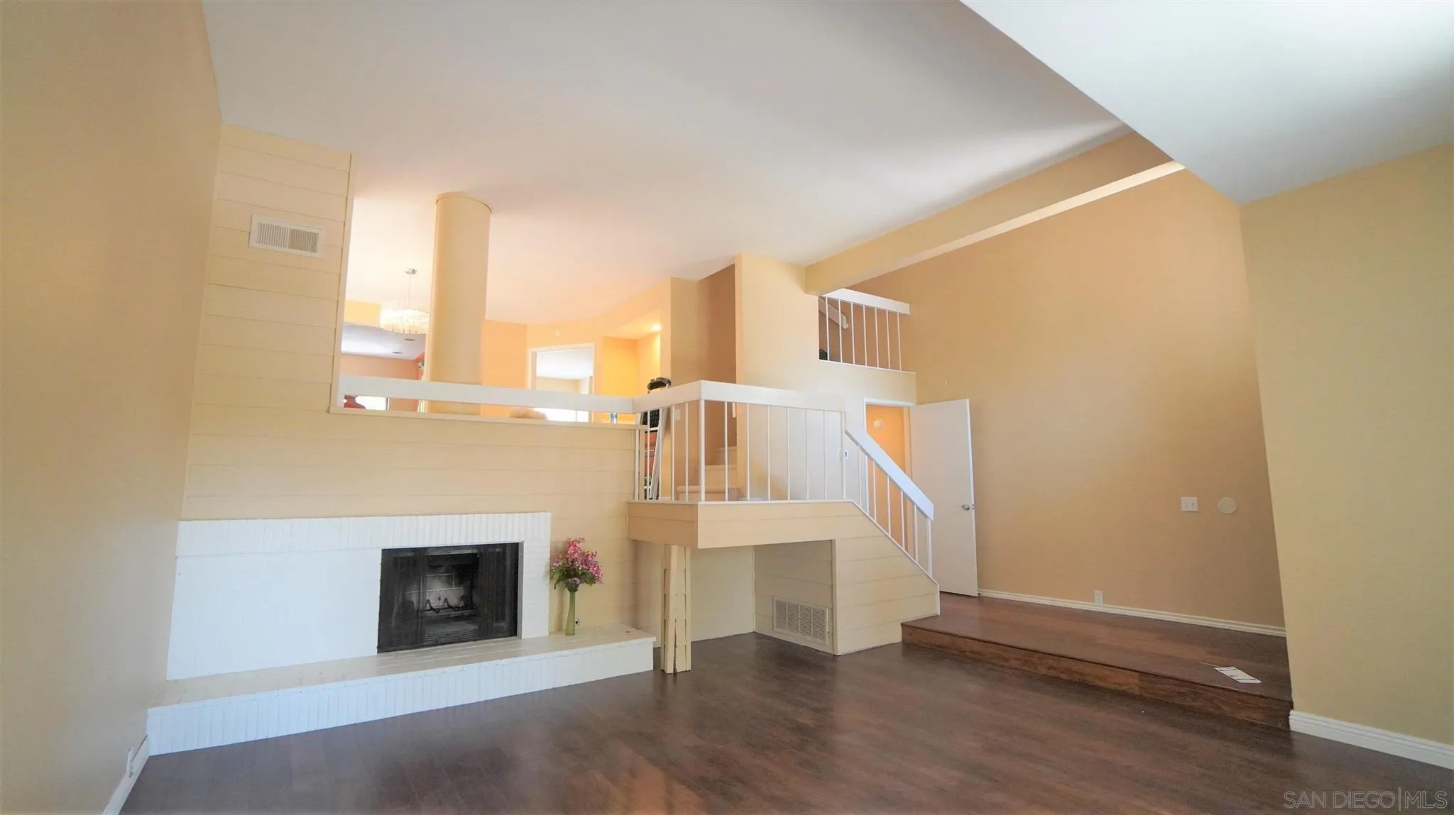 3195 Morning Way La Jolla, CA 92037 - Photo 2 of 18 an entryway with an empty room