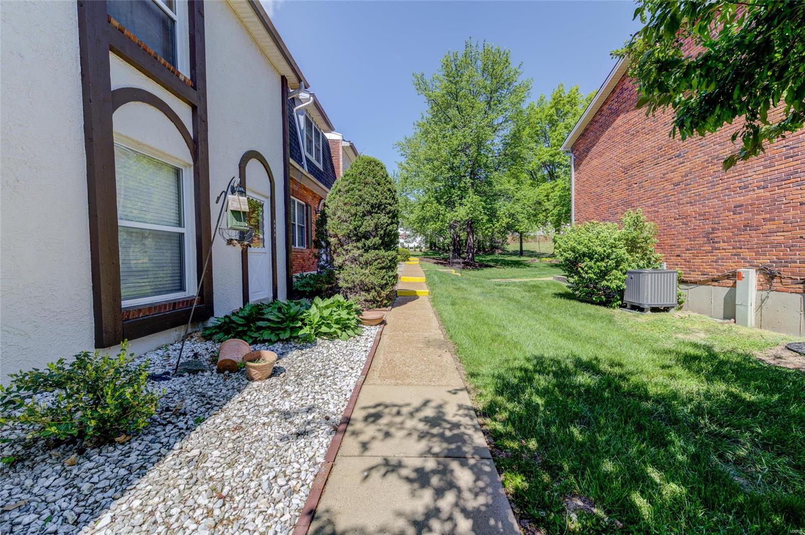 4422 Pegasus Drive St. Louis, MO 63129 - Photo 3 of 28