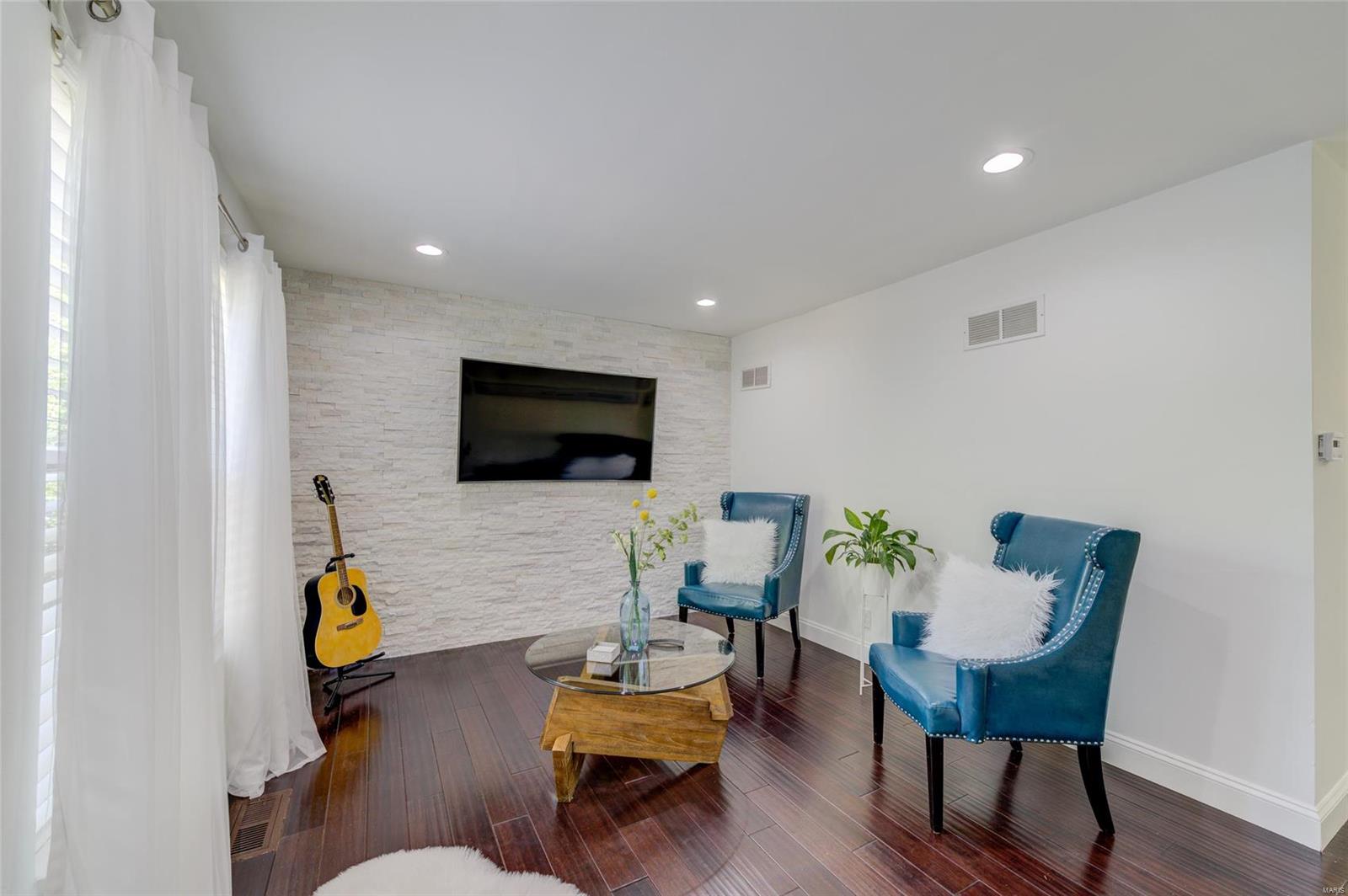 4422 Pegasus Drive St. Louis, MO 63129 - Photo 4 of 28