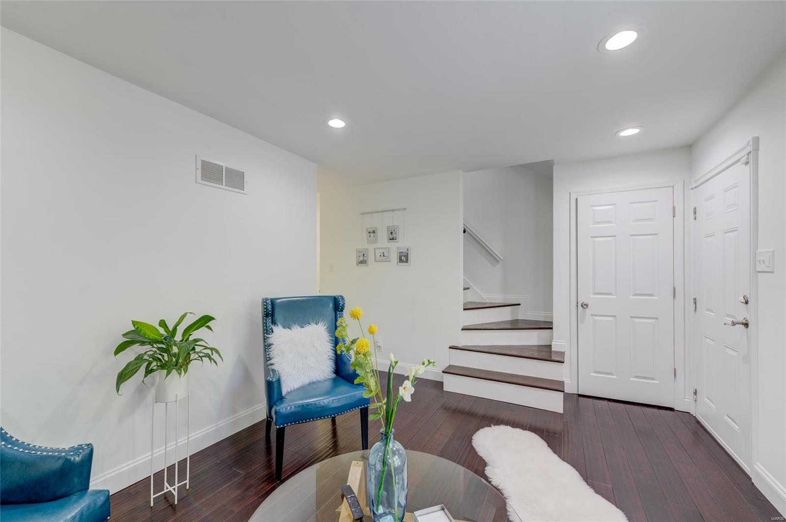 4422 Pegasus Drive St. Louis, MO 63129 - Photo 5 of 28