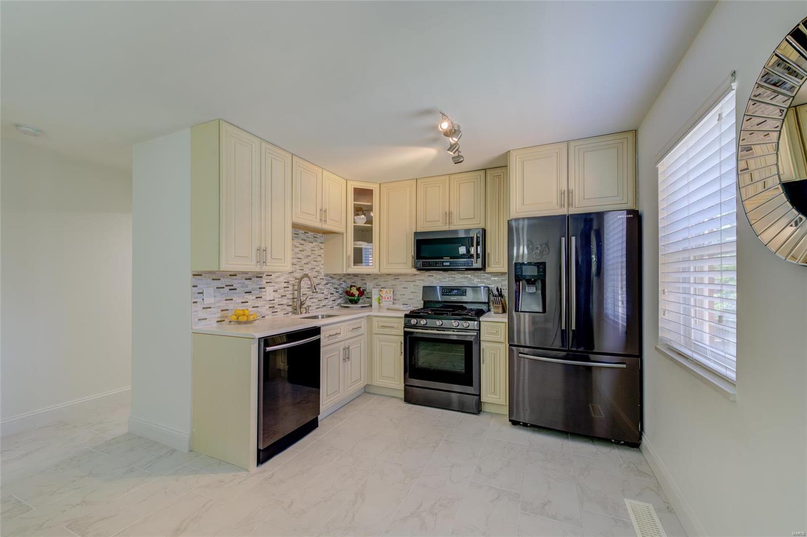 4422 Pegasus Drive St. Louis, MO 63129 - Photo 7 of 28