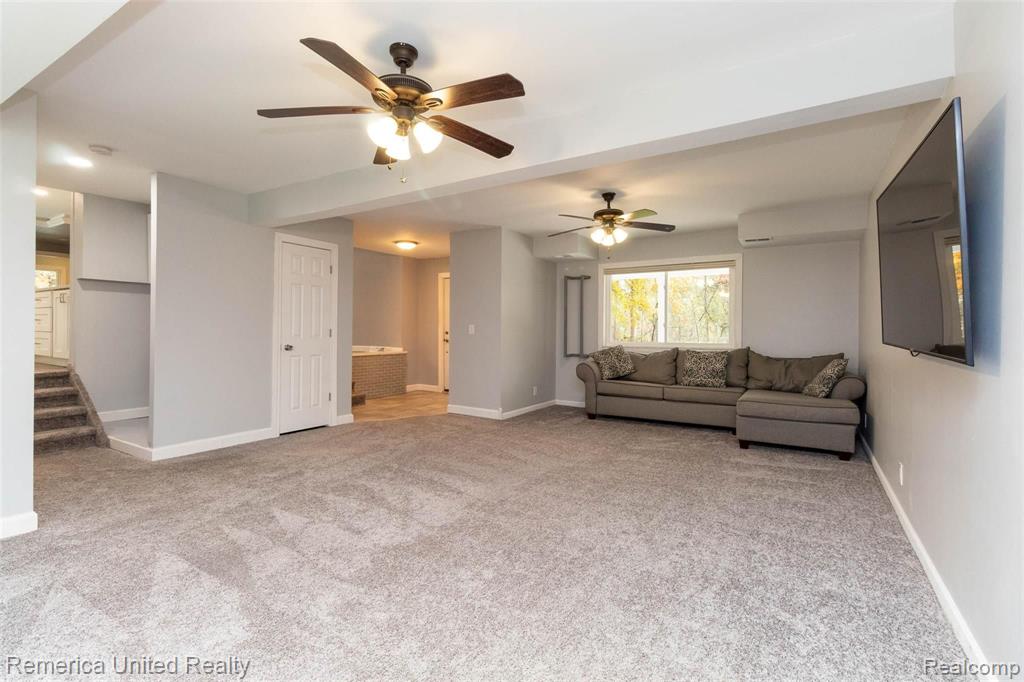 5585 Halsted Road West Bloomfield, MI 48322 - Photo 17 of 37