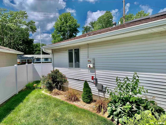 $225,000 | 309 West Vandalia Road, Jacksonville, IL 62650