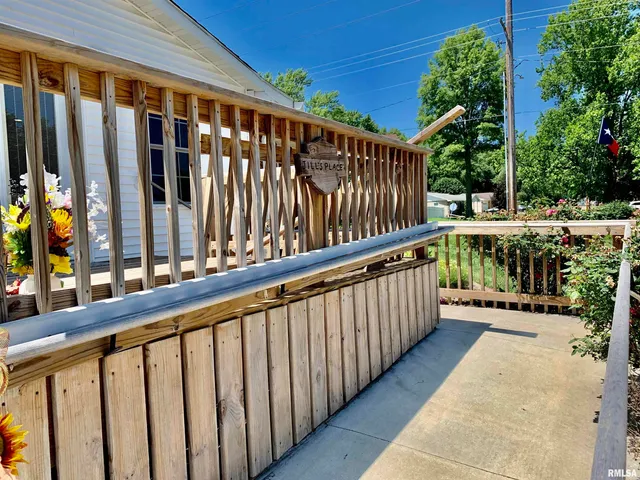 $225,000 | 309 West Vandalia Road, Jacksonville, IL 62650