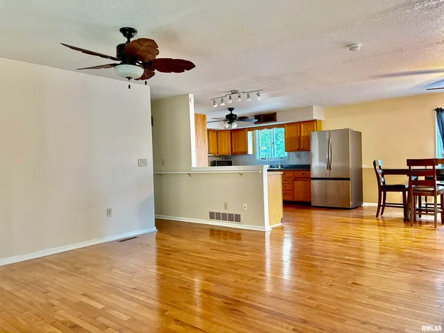 $225,000 | 309 West Vandalia Road, Jacksonville, IL 62650