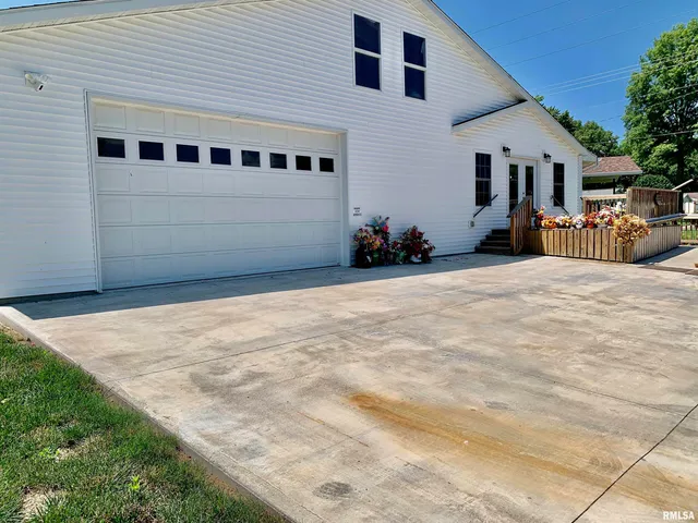 $225,000 | 309 West Vandalia Road, Jacksonville, IL 62650