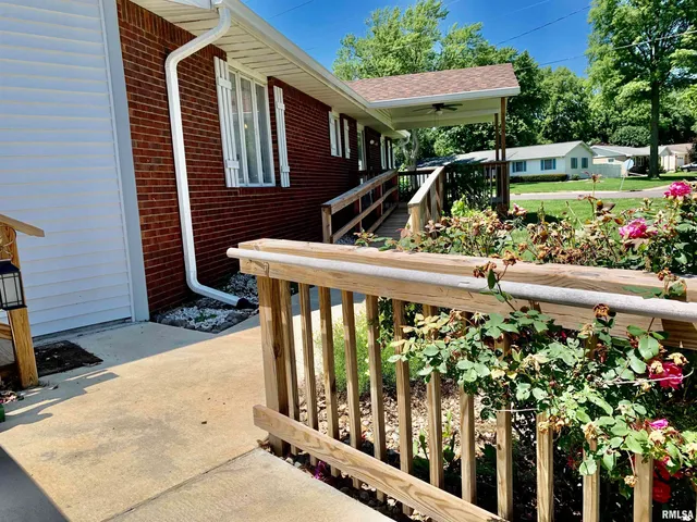 $225,000 | 309 West Vandalia Road, Jacksonville, IL 62650