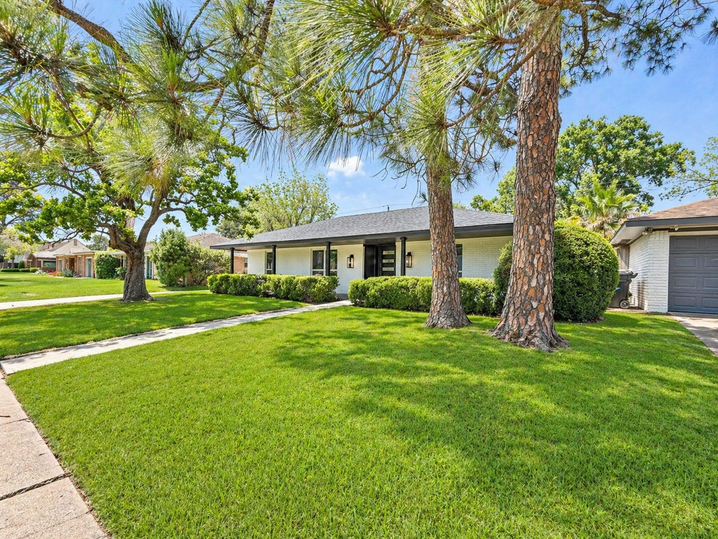 5642 Warm Springs Road Houston, TX 77035 - Photo 5 of 19