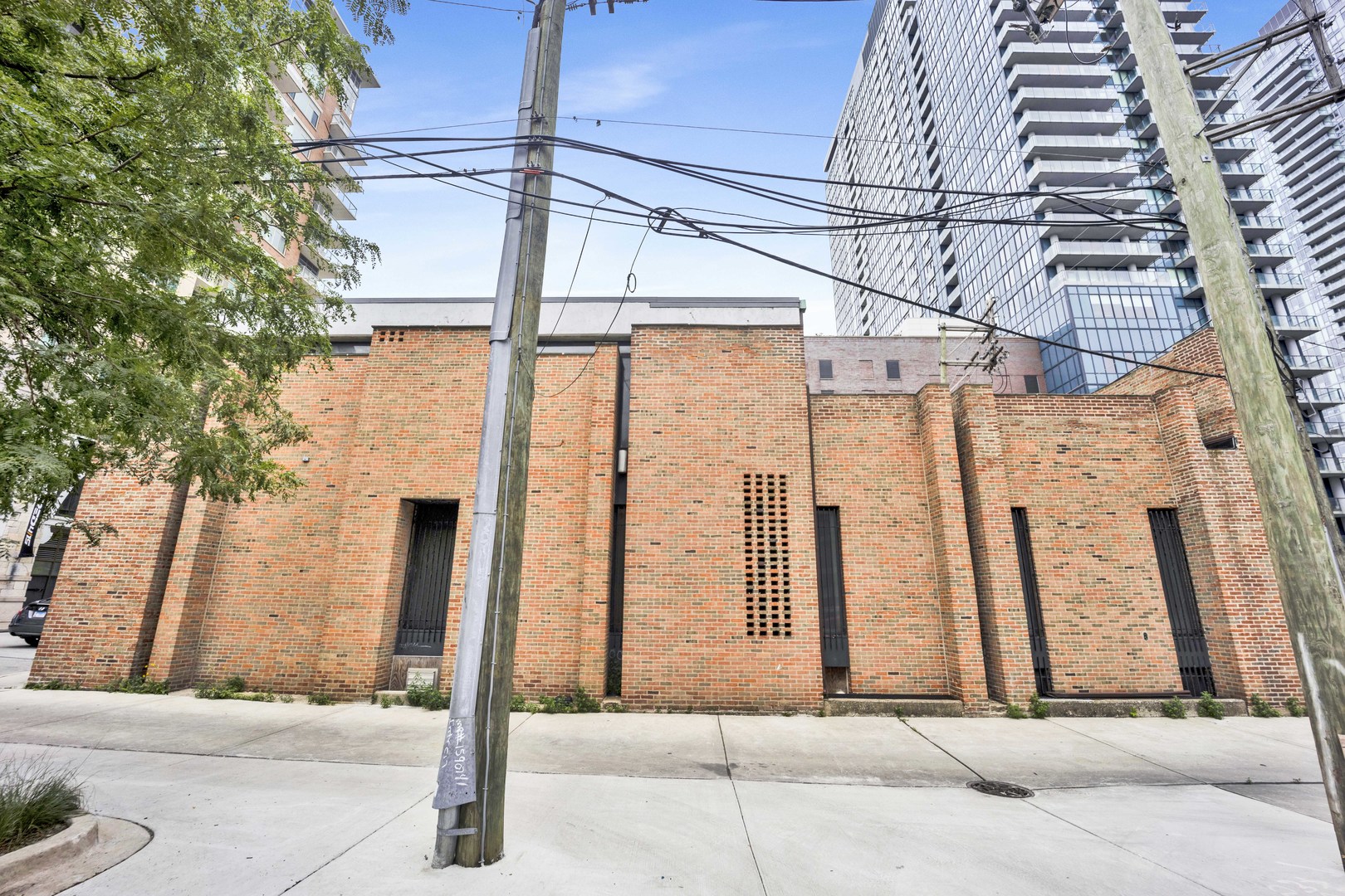 225 West Division Street Chicago, IL 60610 - Photo 2 of 13 a view of entrance gate of the house