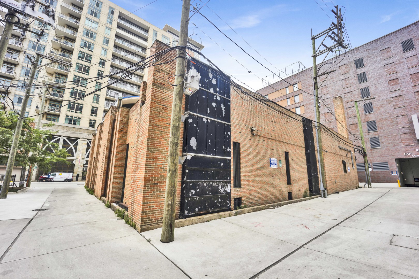 225 West Division Street Chicago, IL 60610 - Photo 3 of 13 a view of a building with a street