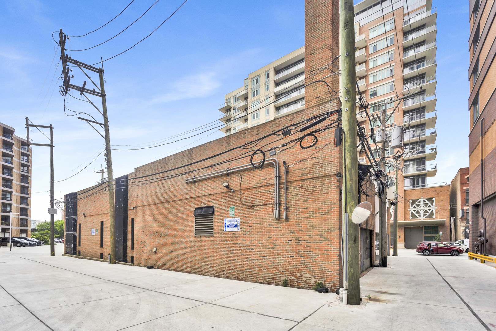 225 West Division Street Chicago, IL 60610 - Photo 4 of 13 a view of a building with a street