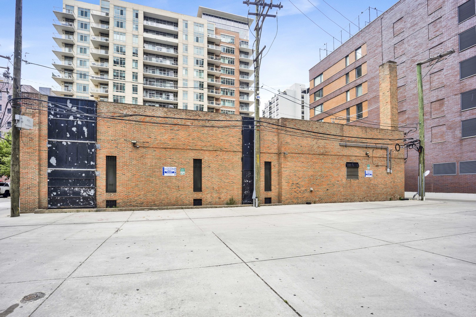 225 West Division Street Chicago, IL 60610 - Photo 5 of 13 front view of a building